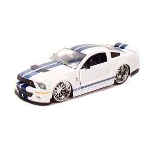  2007 Shelby Cobra GT 500 1/24 White / Blue: Toys & Games