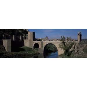 Bridge across Alcantara Bridge, Tagus River, Toledo, Spain Premium 