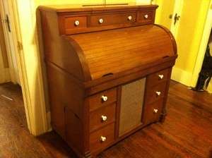 BEAUTIFUL NEW ENGLANDER ANTIQUE RECORD PLAYER AM/FM CONSOLE ***
